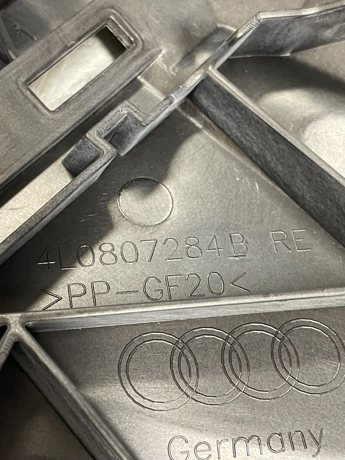 Audi Q7 4L držák předního nárazníku vpravo 4L0807284B – obrázek 8