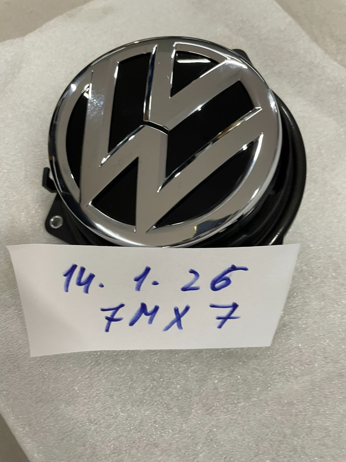 Volkswagen Passat Golf Eos tailgate handle with VW logo 6R0827469D – image 16