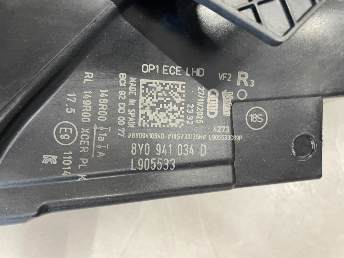 Audi A3 8Y Facelift LED-Scheinwerfer rechts 8Y0941034D – Bild 2