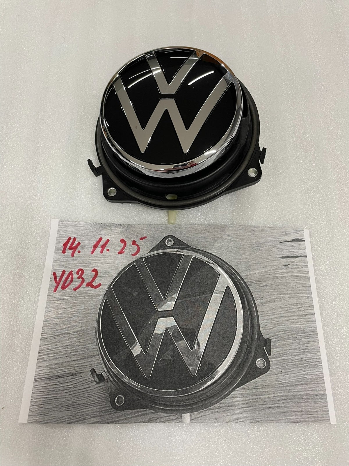 VW Golf 7 Kofferraumdeckel-Griff mit VW-Emblem 5G9827469D – Bild 14