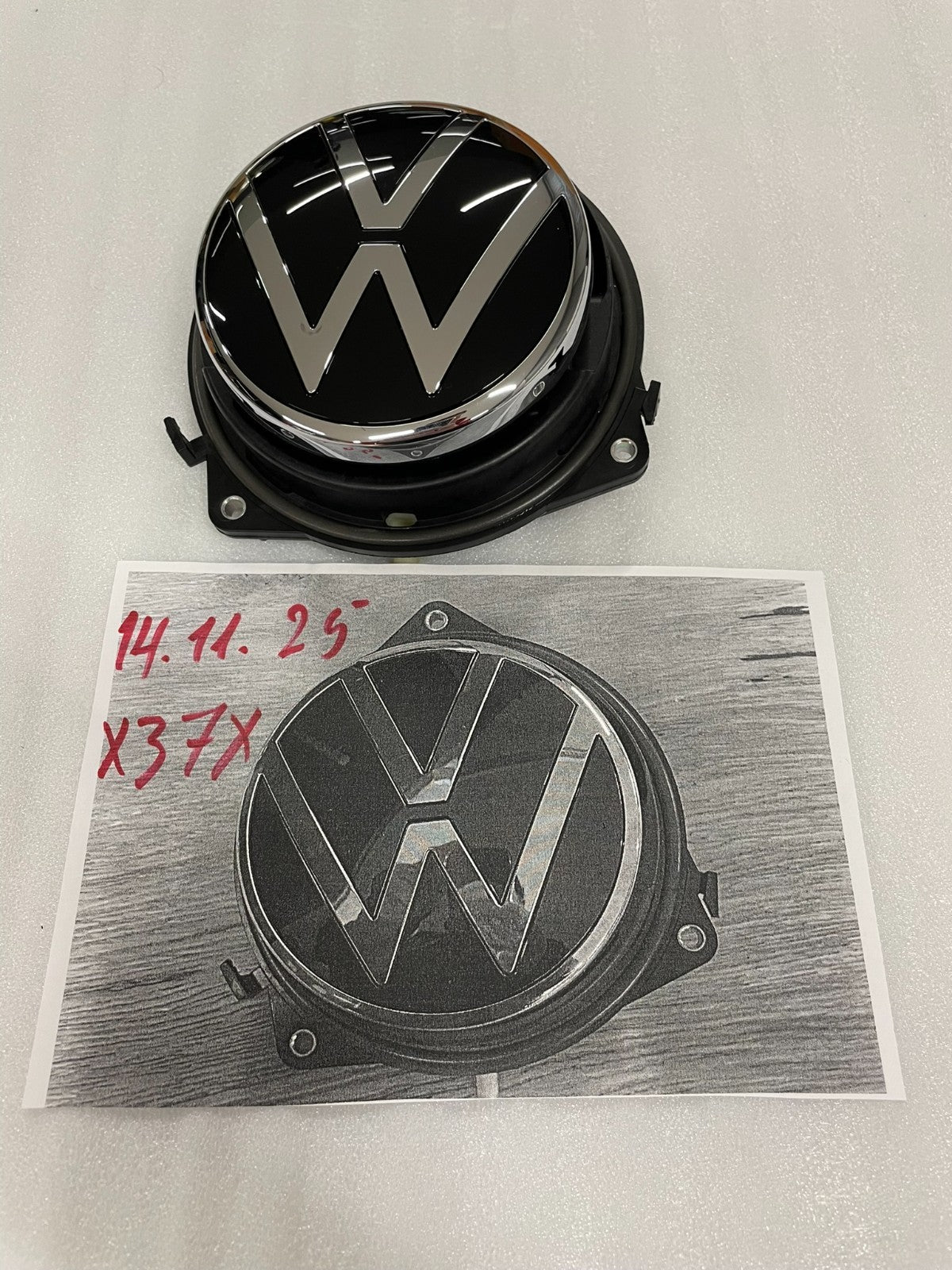 VW Golf 7 madlo páté dveře s emblémem VW – 5G9827469D – obrázek 15