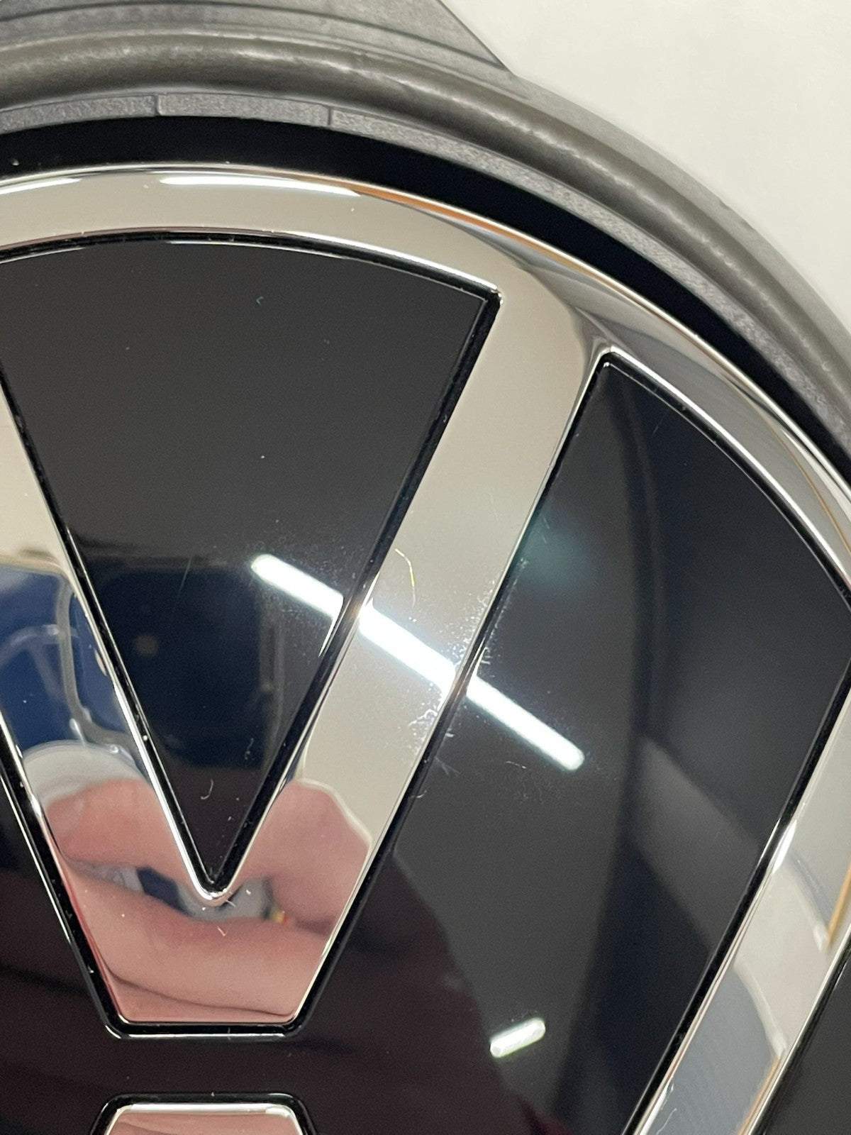 VW Golf 7 madlo páté dveře s emblémem VW – 5G9827469D – obrázek 9