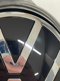 VW Golf 7 madlo páté dveře s emblémem VW – 5G9827469D – obrázek 9