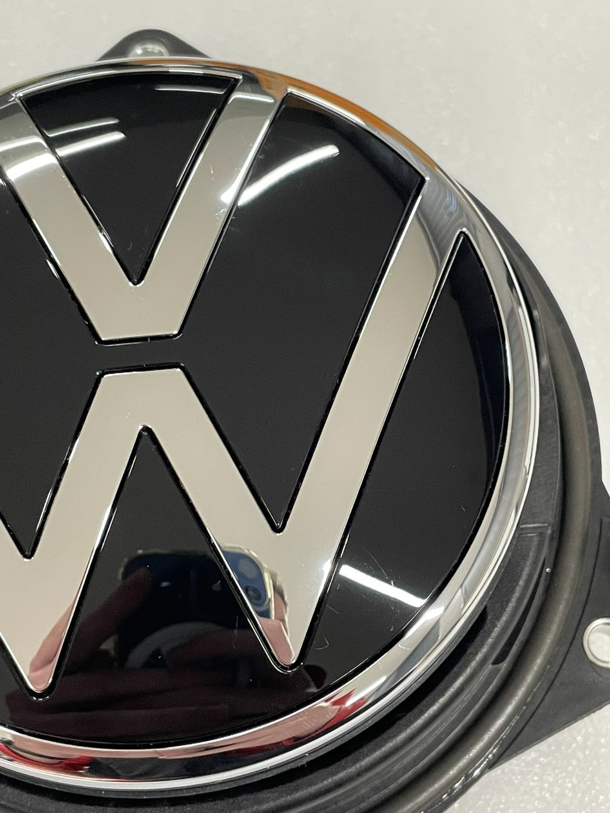 VW Golf 7 madlo páté dveře s emblémem VW – 5G9827469D – obrázek 7