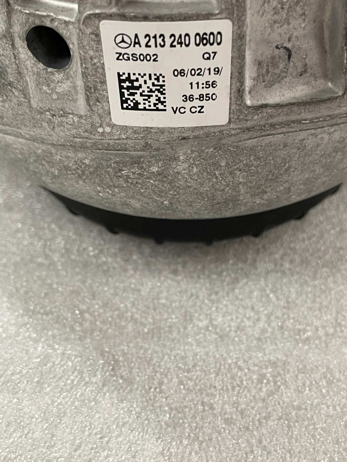 Mercedes-Benz E-Class W213 uložení motoru vpravo – A2132400600 – obrázek 3