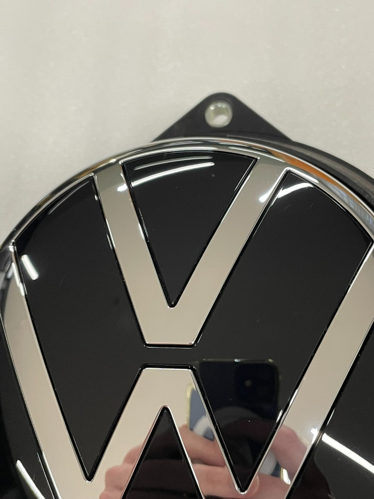 VW Golf 7 Kofferraumdeckel-Griff mit VW-Emblem 5G9827469D – Bild 8