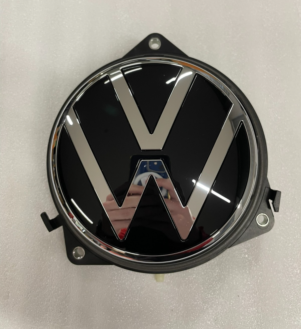 VW Golf 7 Kofferraumdeckel-Griff mit VW-Emblem 5G9827469D – Bild 2