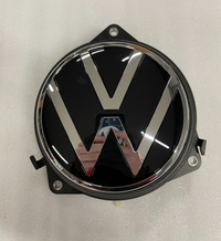 VW Golf 7 Kofferraumdeckel-Griff mit VW-Emblem 5G9827469D – Bild 2