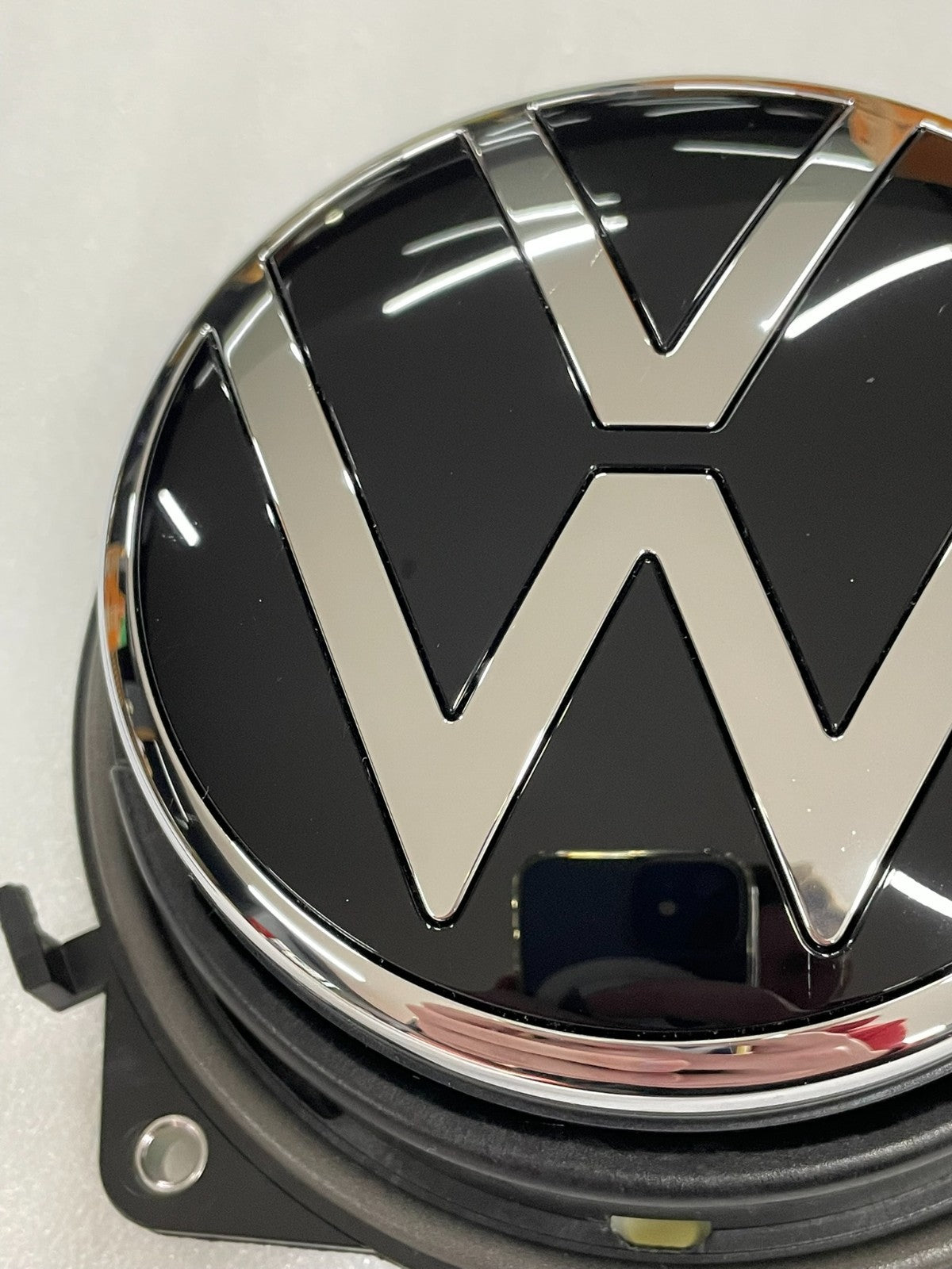 VW Golf 7 Kofferraumdeckel-Griff mit VW-Emblem 5G9827469D – Bild 6
