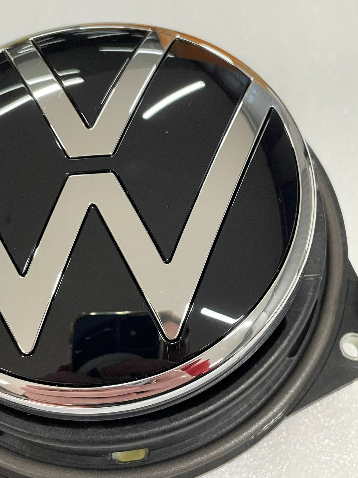 VW Golf 7 Kofferraumdeckel-Griff mit VW-Emblem 5G9827469D – Bild 7