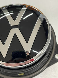 VW Golf 7 Kofferraumdeckel-Griff mit VW-Emblem 5G9827469D – Bild 7