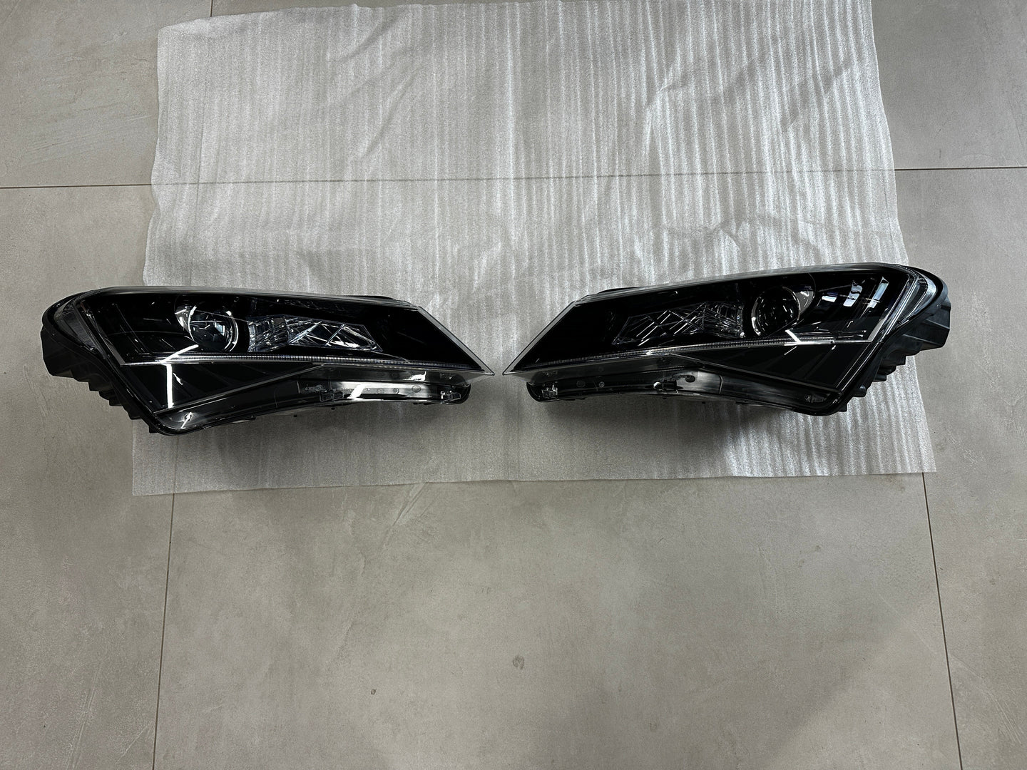 Front Xenon Headlights Set Škoda Superb III – 3V1941015B / 3V1941016B