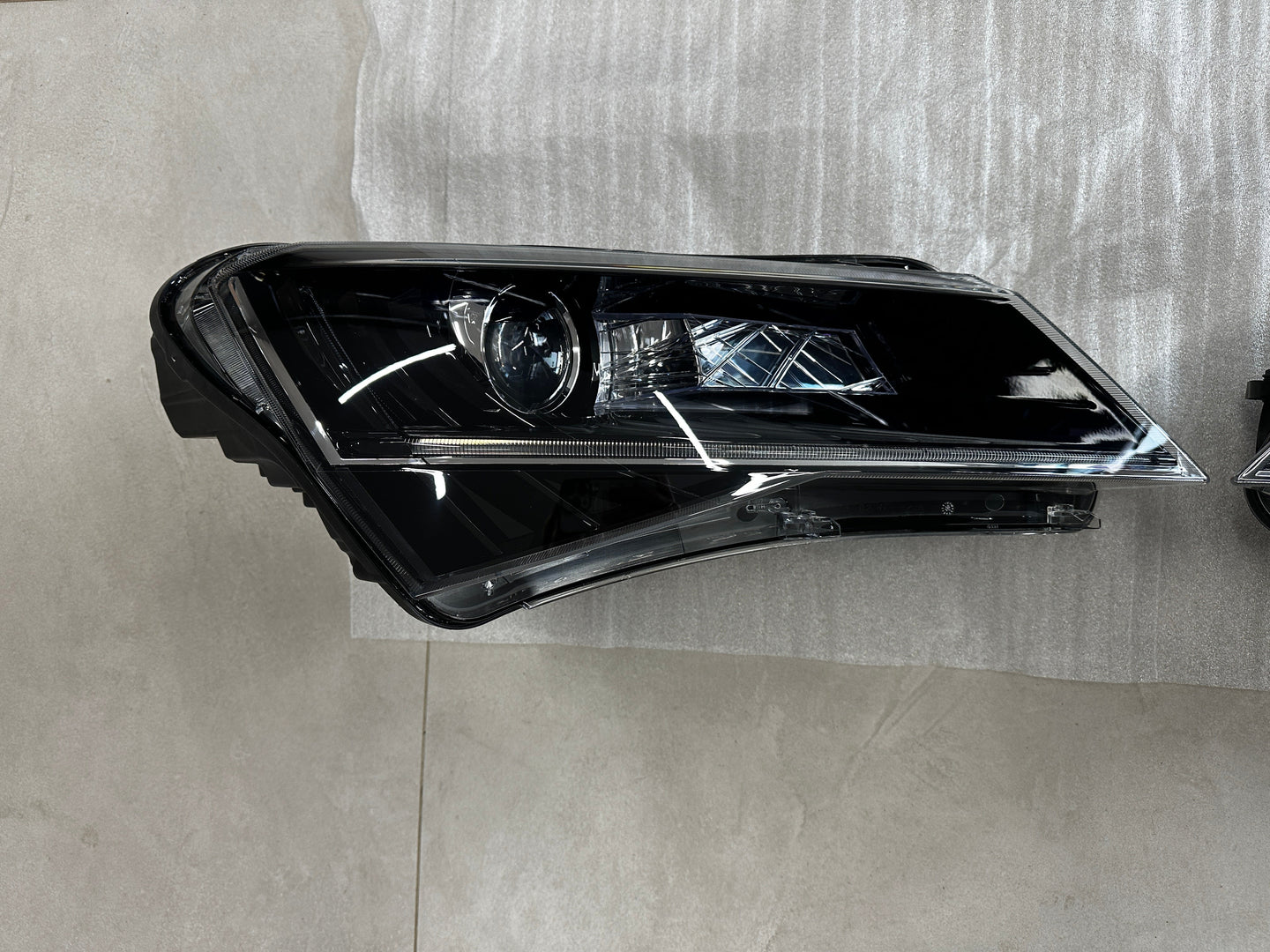 Front Xenon Headlights Set Škoda Superb III – 3V1941015B / 3V1941016B