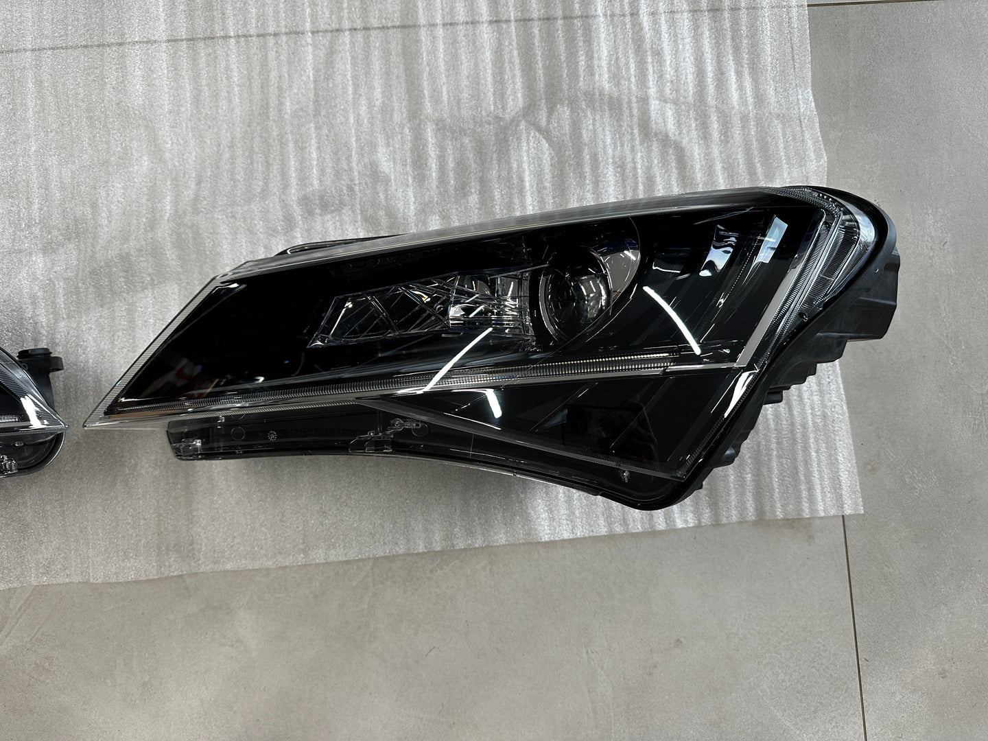 Front Xenon Headlights Set Škoda Superb III – 3V1941015B / 3V1941016B
