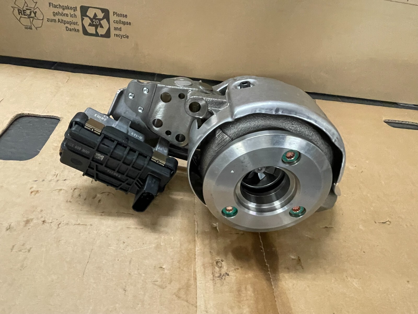 07Z145874G VW PHAETON 5.0 TDI -AJS- V10 TURBOLADER RECHTS 07Z145874G ORIG.NEU VW - Obrázek 14