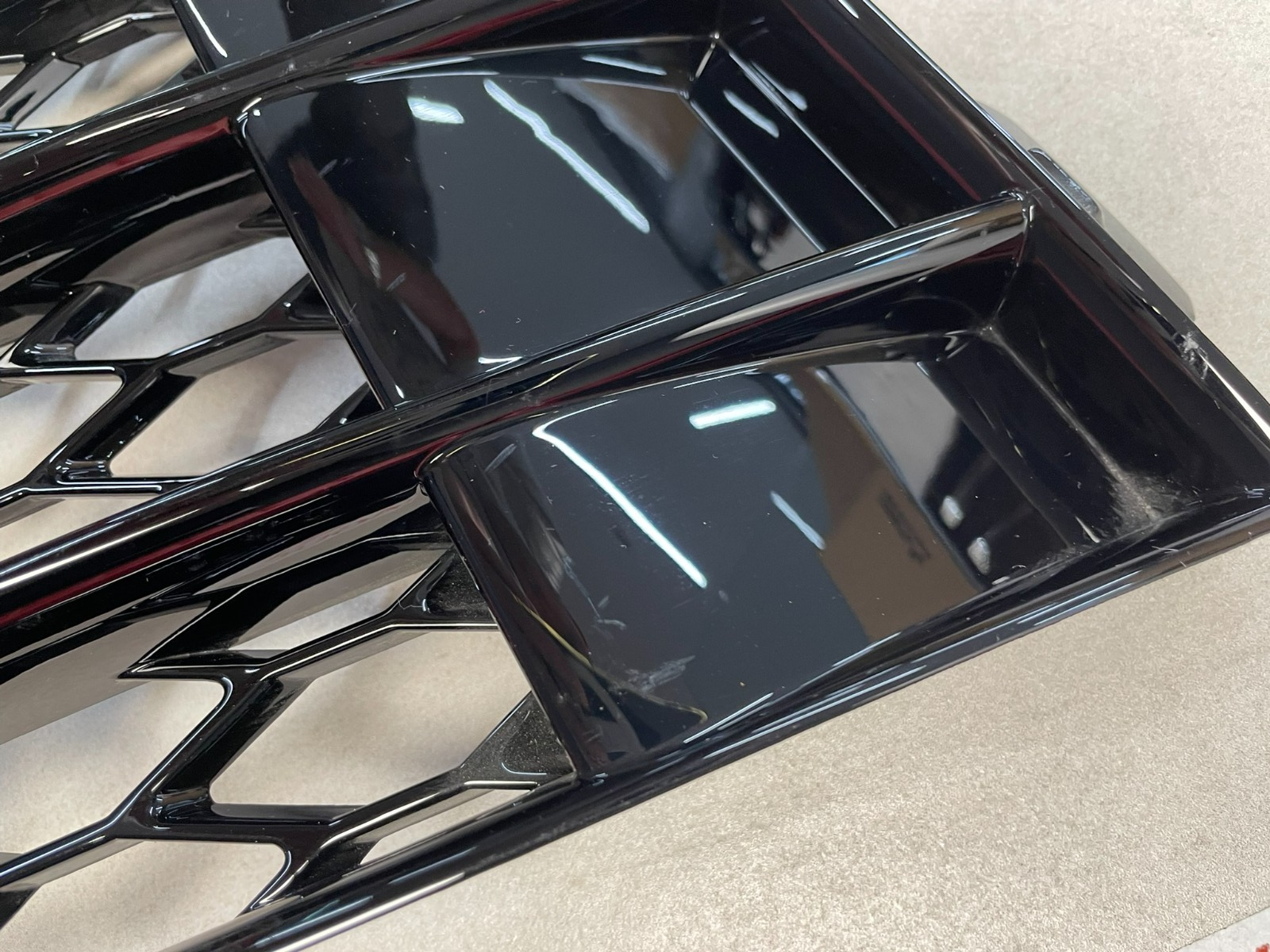 AUDI Q7 4L FRONTSTOßSTANGE RECHTS GRILL S-LINE SCHWARZGLÄNZEND 4L0807676B ORIG - Obrázek 8