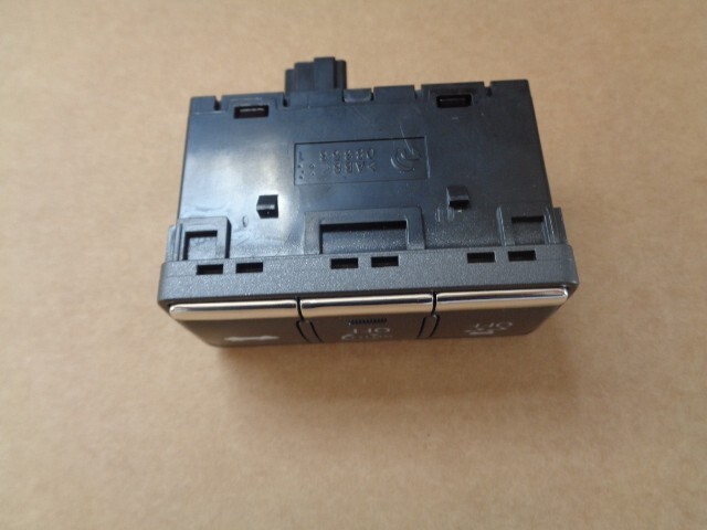 INFINITI TASTEN FÜR KOFFERRAUM UND TRAKTIONSKONTROLLE 251B3-4GA0C Fast Neu Test - Obrázek 6