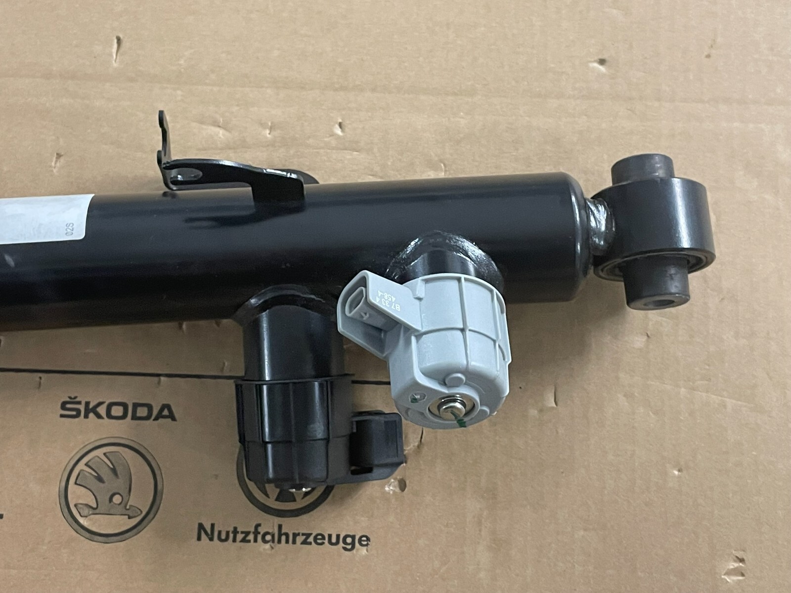 PORSCHE CAYENNE 9YA-2 STOSSDÄMPFER ELEKTRISCH HINTEN RECHTS 9Y0513028F ORIG NEU - Obrázek 16