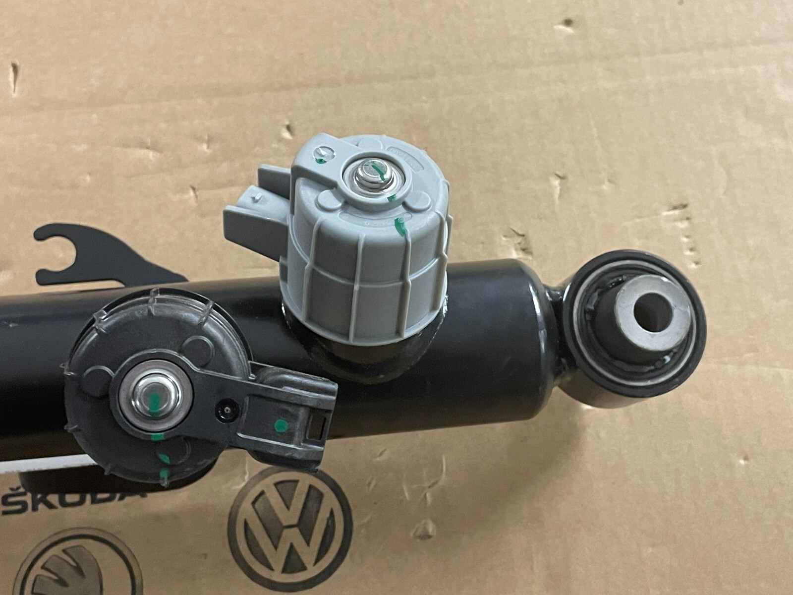 PORSCHE CAYENNE 9YA-2 STOSSDÄMPFER ELEKTRISCH HINTEN RECHTS 9Y0513028F ORIG NEU - Obrázek 22