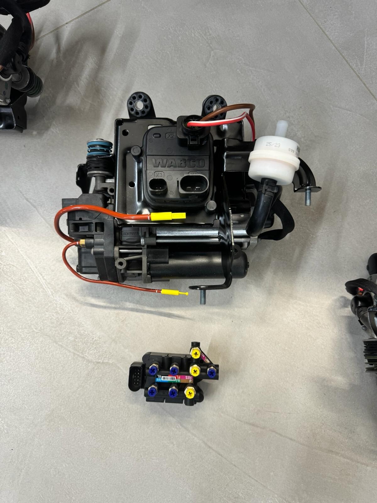 PORSCHE CAYENNE LUFTKOMPRESOR 4M0616005J VENTILEINHEIT 4M0616013B SATZ ORIG.NEU - Obrázek 11