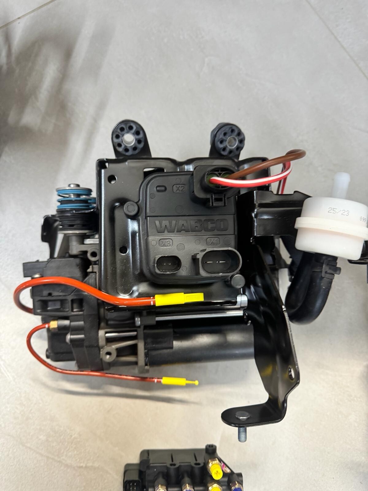 PORSCHE CAYENNE LUFTKOMPRESOR 4M0616005J VENTILEINHEIT 4M0616013B SATZ ORIG.NEU - Obrázek 17