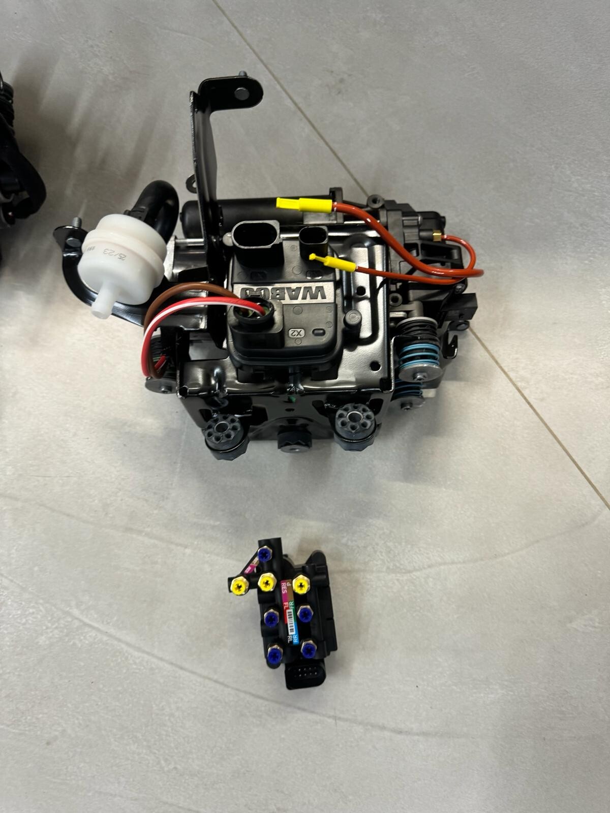 PORSCHE CAYENNE LUFTKOMPRESOR 4M0616005J VENTILEINHEIT 4M0616013B SATZ ORIG.NEU - Obrázek 8