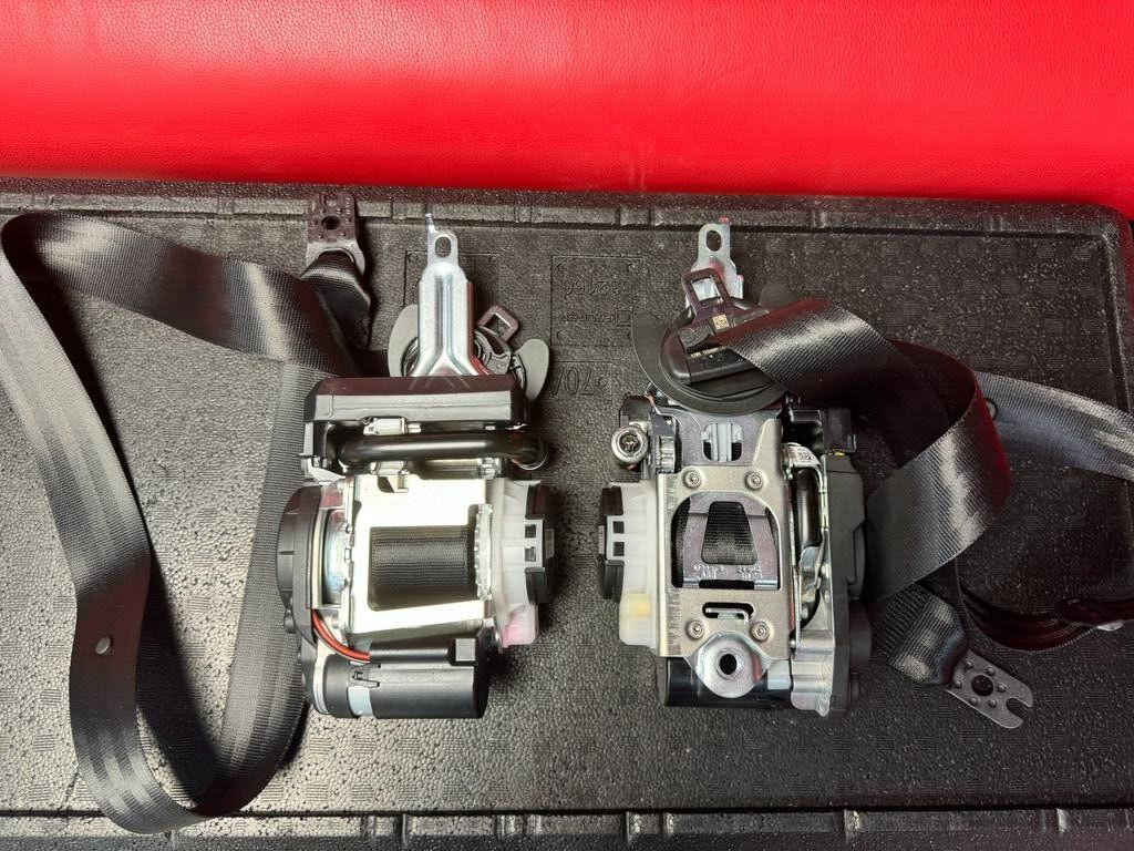 PORSCHE CAYENNE SICHERHEITS GURTEN SEATBELTS R+L 9Y0857705K 9Y0857706K ORIG.NEU