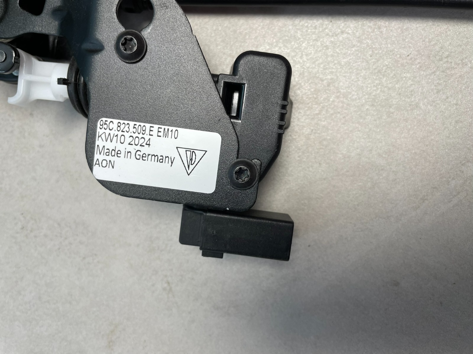 PORSCHE MACAN 95C VERSCHLUSS SCHLOSS MOTORHAUBE ABDECKUNG 95C823509E FAST NEU OE - Obrázek 3