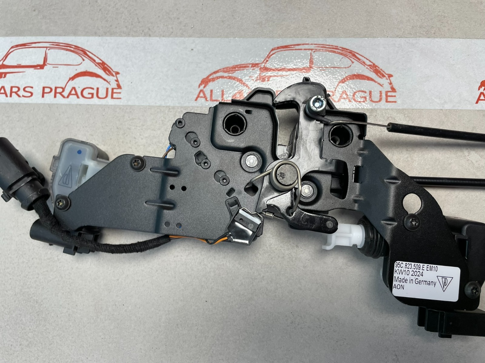 PORSCHE MACAN 95C VERSCHLUSS SCHLOSS MOTORHAUBE ABDECKUNG 95C823509E FAST NEU OE - Obrázek 8