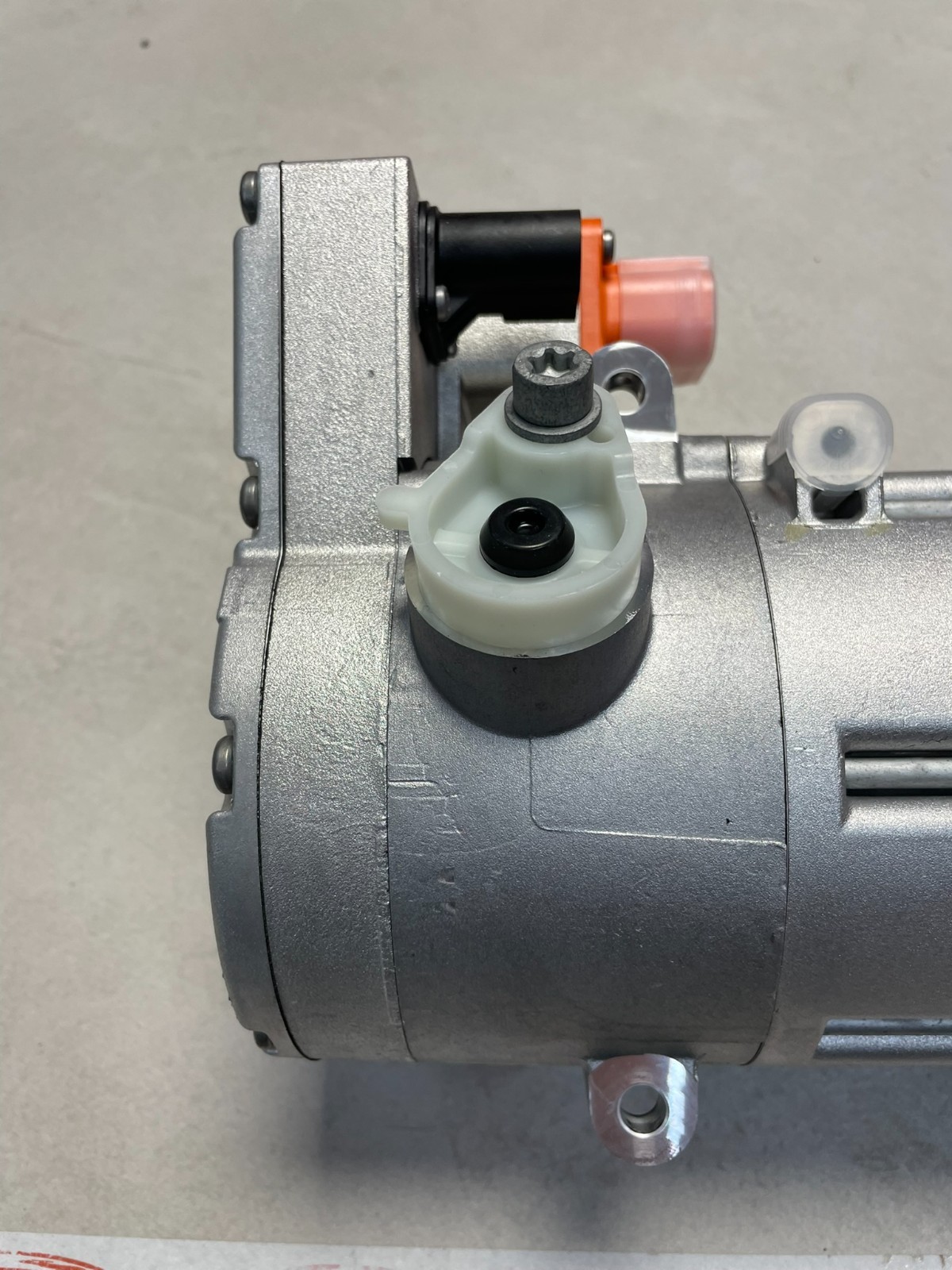 ŠKODA OCTAVIA KLIMAKOMPRESSOR HYBRID 5QE816803M ORIG. VW TEIL 5QE816803M NEU !! - Obrázek 9