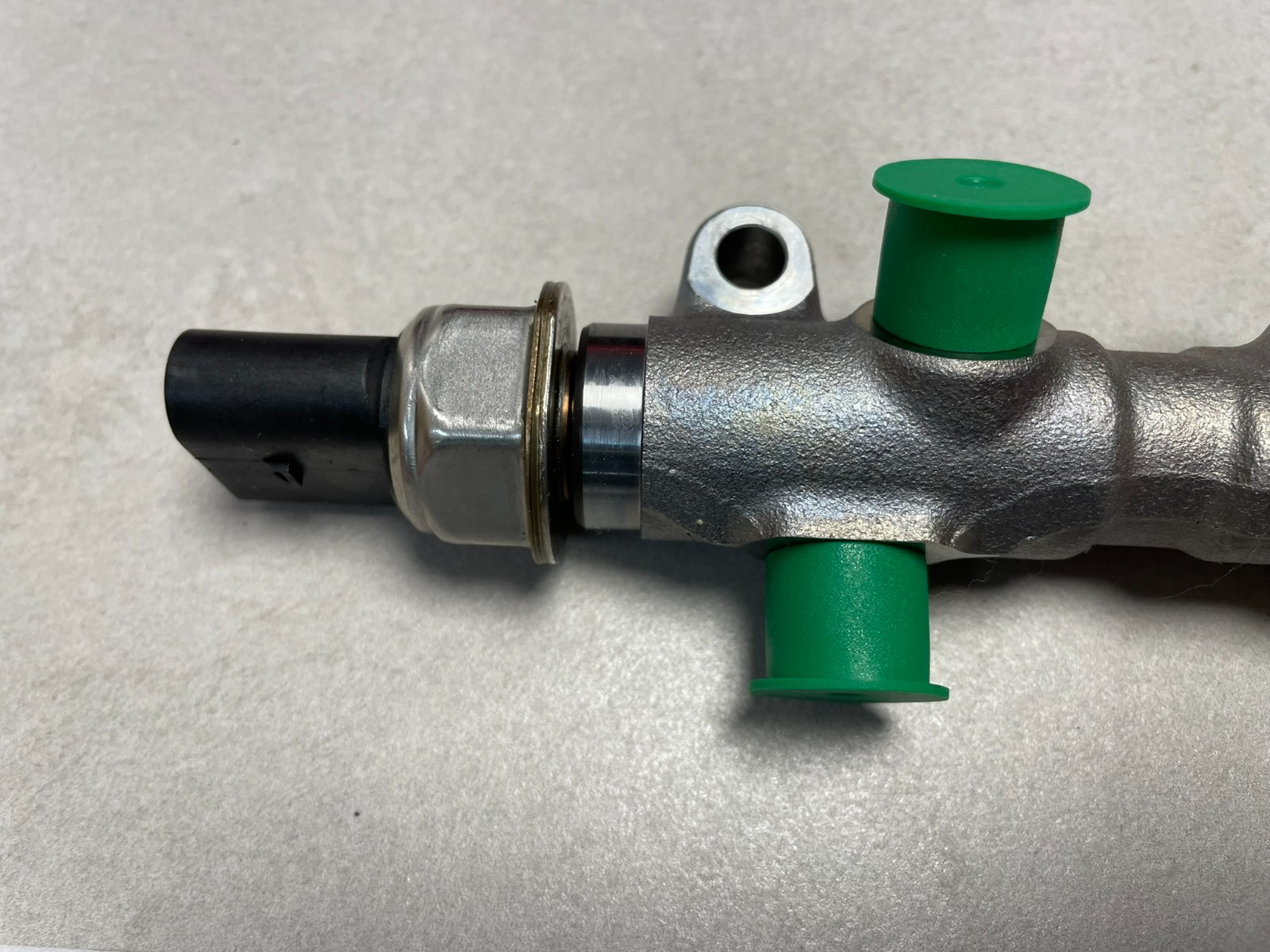 VW CRAFTER - TRANSPORTER KRAFTSTOFF VERTEILER 04L130764B 04L906054 04L130093 NEU - Obrázek 17