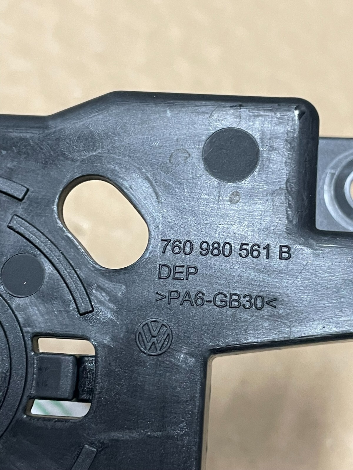 VW TOUAREG HALTERUNG FÜR NACHTSICHTKAMERA 760980561B Fast Neu Teil d v Test Car - Obrázek 3