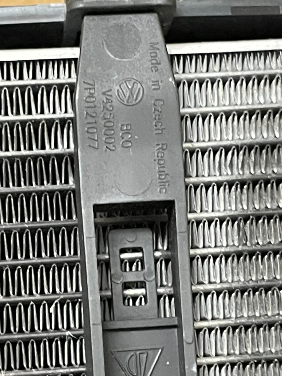 AUDI A6, VW TOUAREG 3.0 BEN ZUSATZKÜHLER FÜR KÜHLMITTEL 7P0121212A ORIG FAST NEU - Obrázek 14