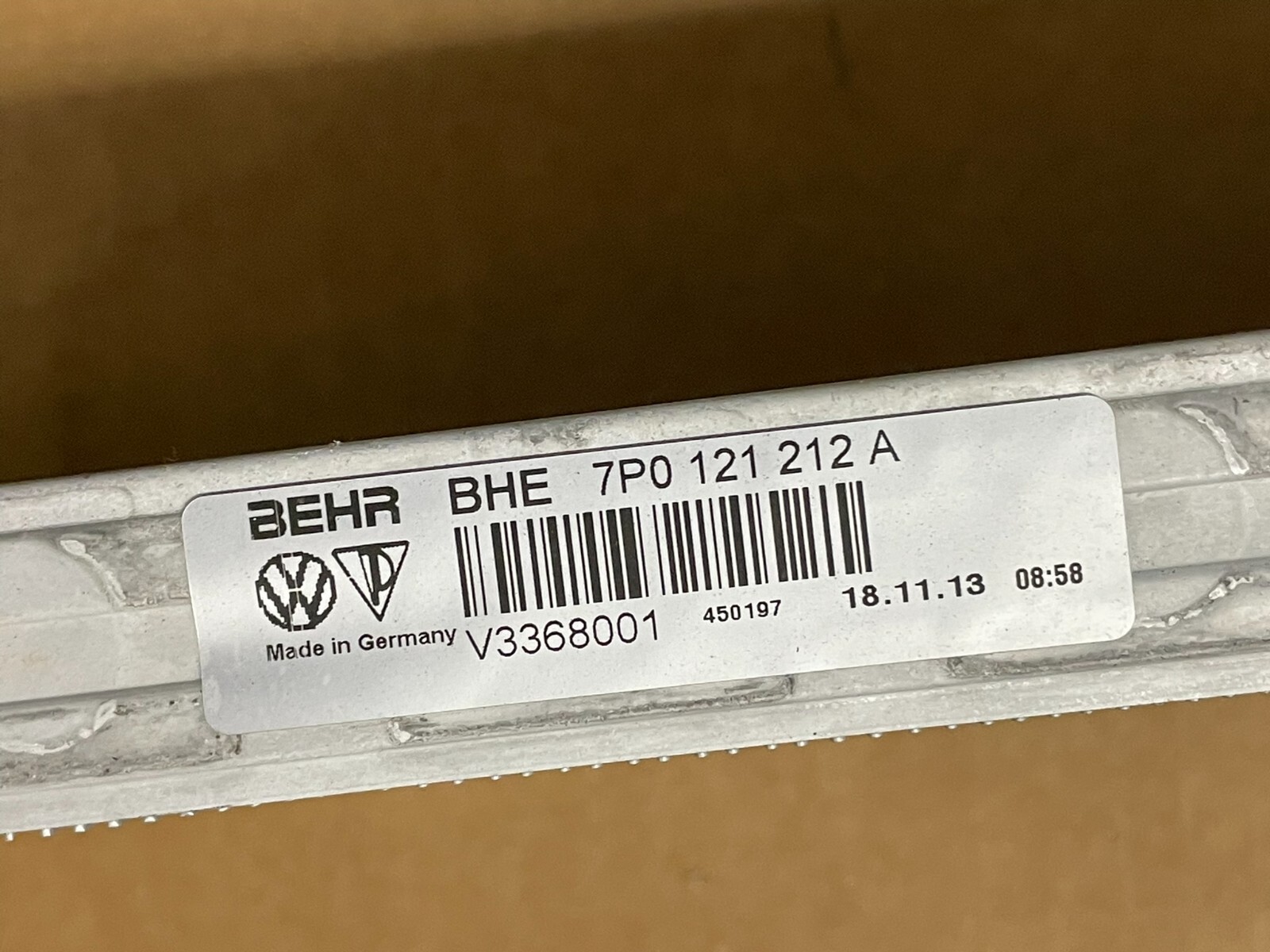 AUDI A6, VW TOUAREG 3.0 BEN ZUSATZKÜHLER FÜR KÜHLMITTEL 7P0121212A ORIG FAST NEU - Obrázek 3