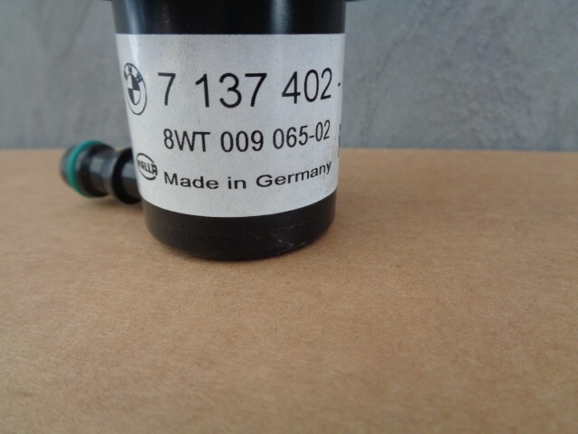 BMW 7 WASCHWASSERDÜSE SCHEINWERFERREINIGUNG VORNE RECHTS 6167 7137402 ORIG.NEU ! - Obrázek 9