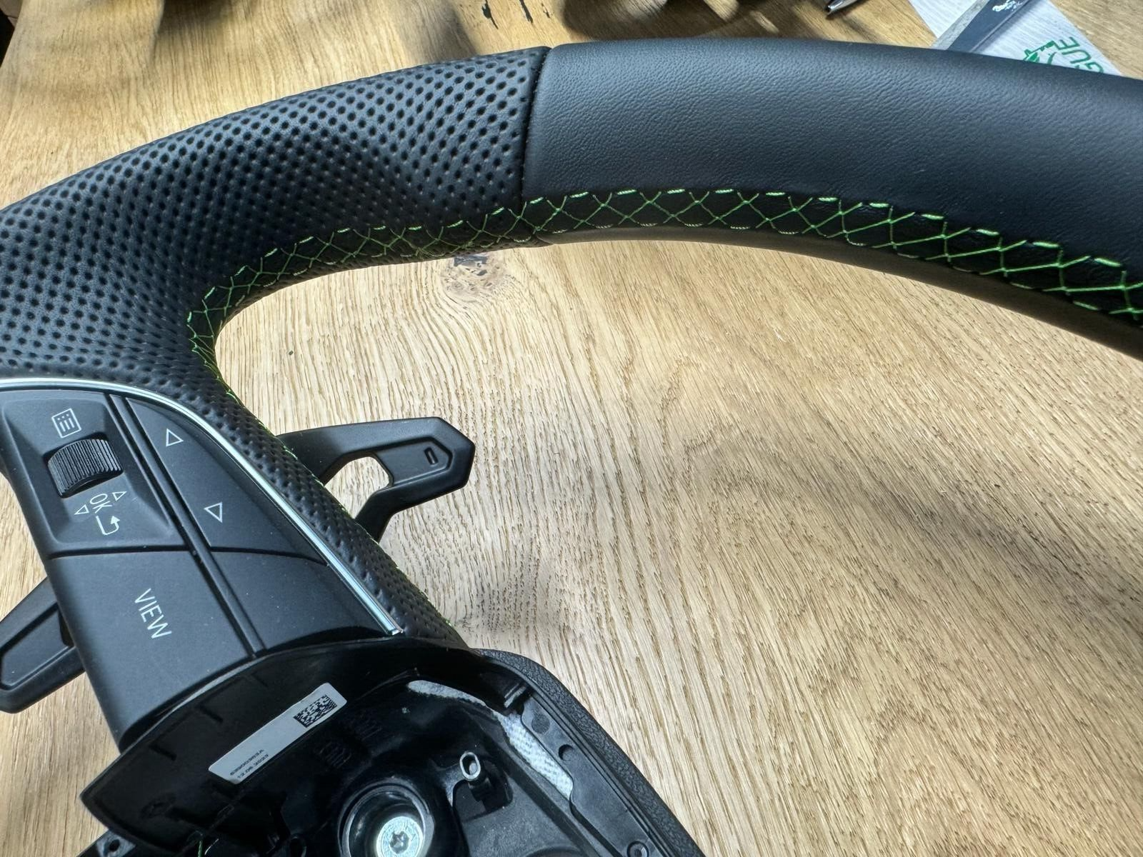 LAMBORGHINI URUS 4ML SPORT LENKRAD LEDER ABGEFLACHT GELOCHT GRÜNE NAHT BEHEIZT - Obrázek 4