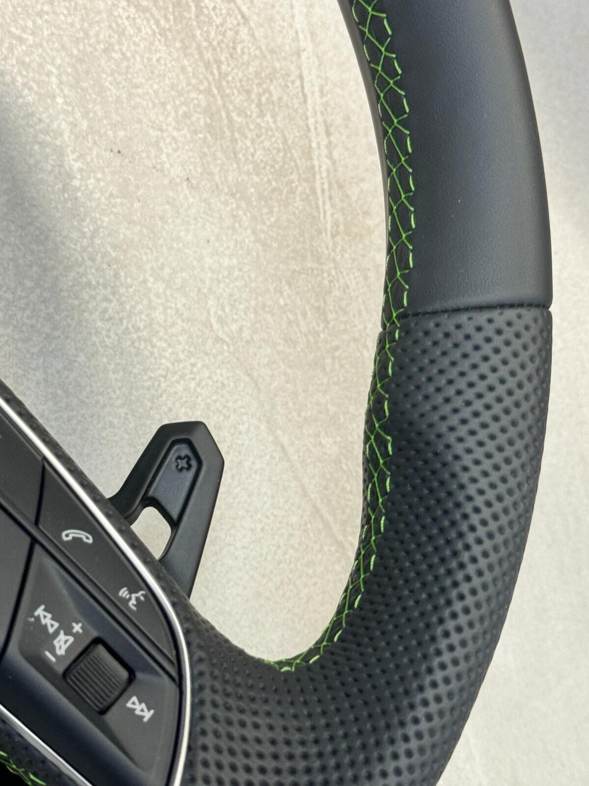 LAMBORGHINI URUS 4ML SPORT LENKRAD LEDER ABGEFLACHT GELOCHT GRÜNE NAHT BEHEIZT - Obrázek 8