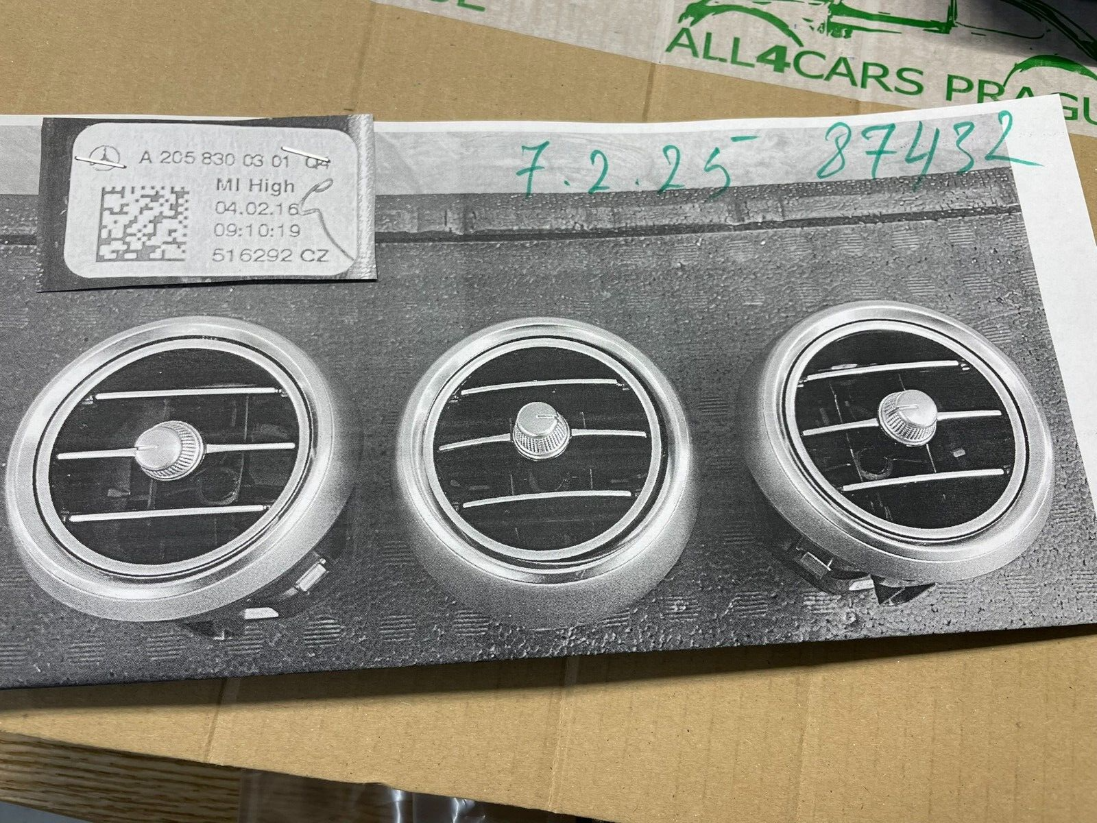 MERCEDES-BENZ C W205 ZENTRAL ARMATURENBRETT LUFTAUSSTRÖMER A2058300301 FAST NEU - Obrázek 11