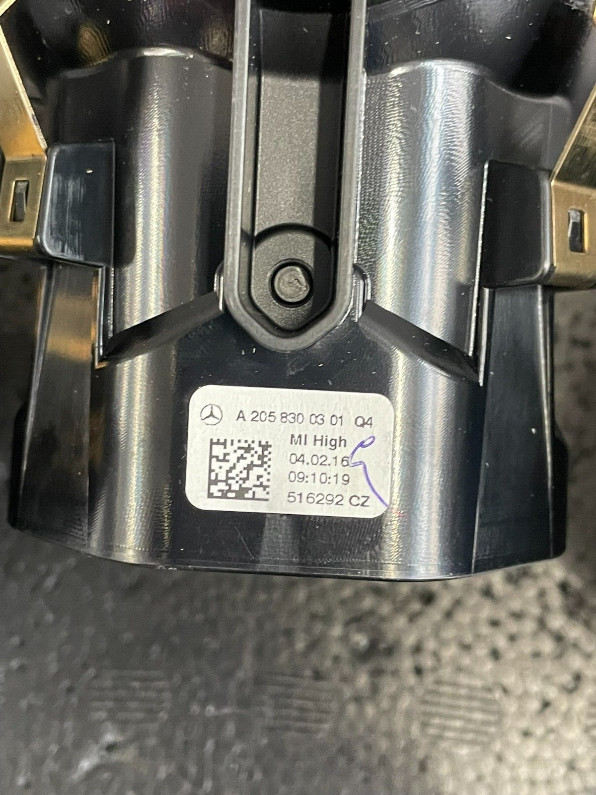 MERCEDES-BENZ C W205 ZENTRAL ARMATURENBRETT LUFTAUSSTRÖMER A2058300301 FAST NEU - Obrázek 3