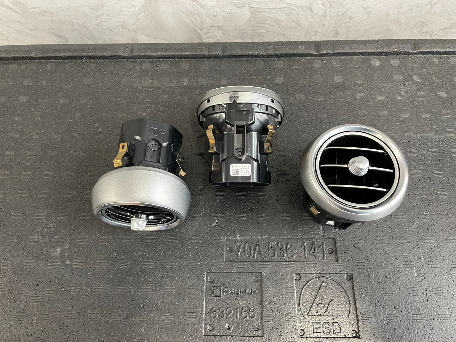 MERCEDES-BENZ C W205 ZENTRAL ARMATURENBRETT LUFTAUSSTRÖMER A2058300301 FAST NEU - Obrázek 4