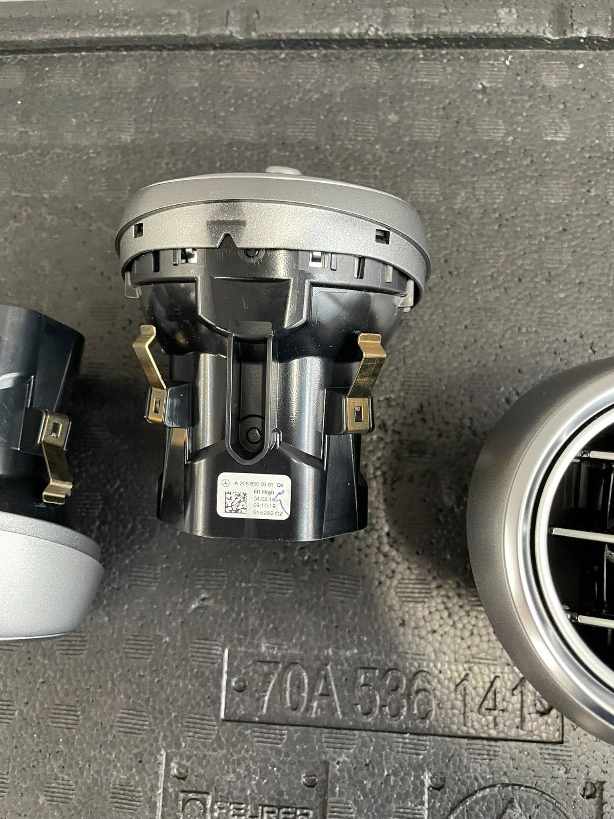 MERCEDES-BENZ C W205 ZENTRAL ARMATURENBRETT LUFTAUSSTRÖMER A2058300301 FAST NEU - Obrázek 7