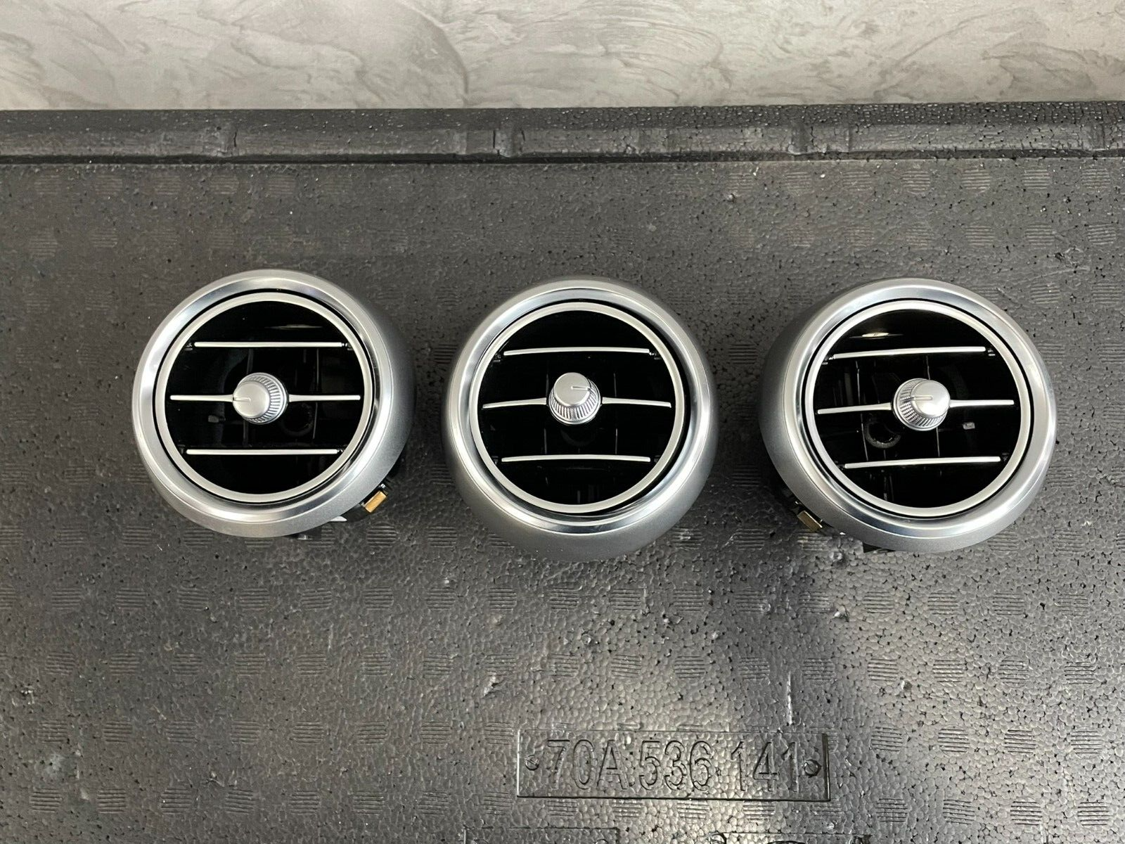 MERCEDES-BENZ C W205 ZENTRAL ARMATURENBRETT LUFTAUSSTRÖMER A2058300301 FAST NEU - Obrázek 9