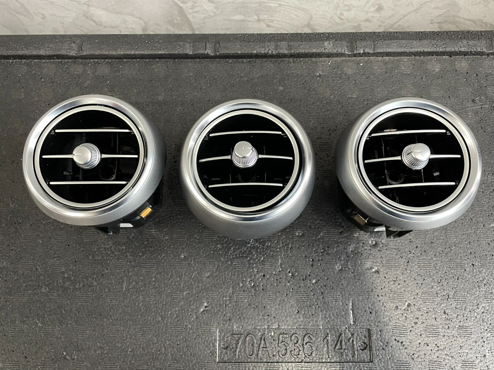 MERCEDES-BENZ C W205 ZENTRAL ARMATURENBRETT LUFTAUSSTRÖMER A2058300301 FAST NEU - Obrázek 10