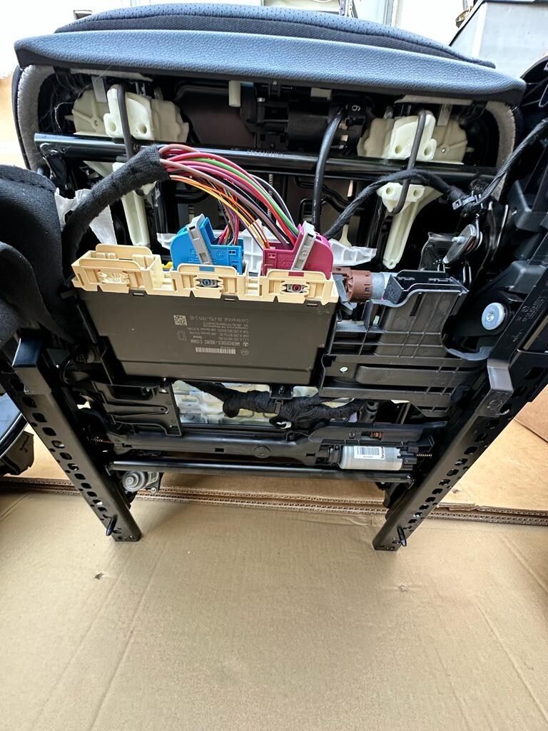 MERCEDES C W205 LEDER SPORT SITZEN KOMPLET NEU DEMONT VOM TEST CAR 147 Km, LIM.6 - Obrázek 9