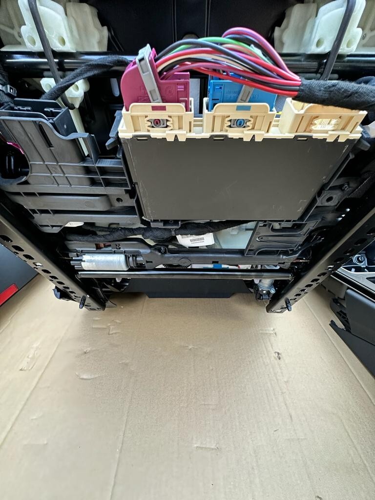 MERCEDES C W205 LEDER SPORT SITZEN KOMPLET NEU DEMONT VOM TEST CAR 147 Km, LIM.6 - Obrázek 10