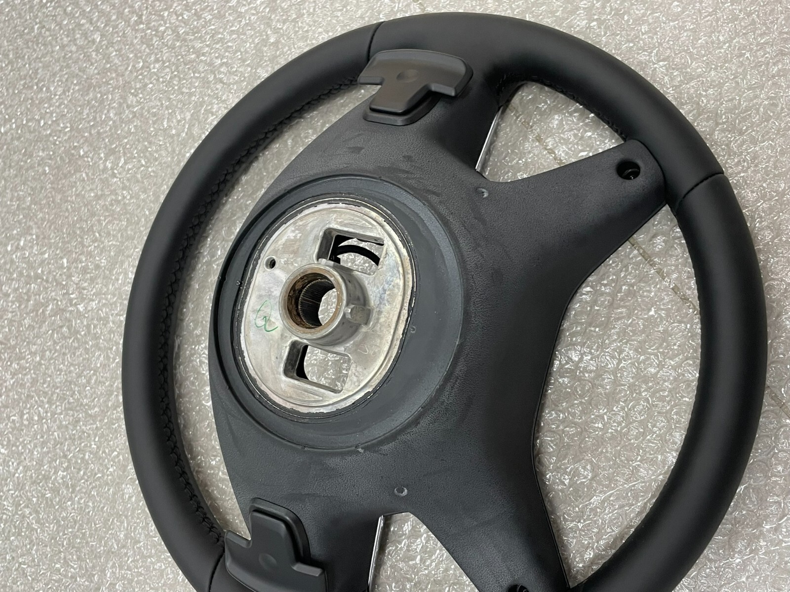 MERCEDES LEDER LENKRAD SCHWARZ SCHALTWIPPEN A2464605503 FAST NEU D V TEST WAGEN - Obrázek 18