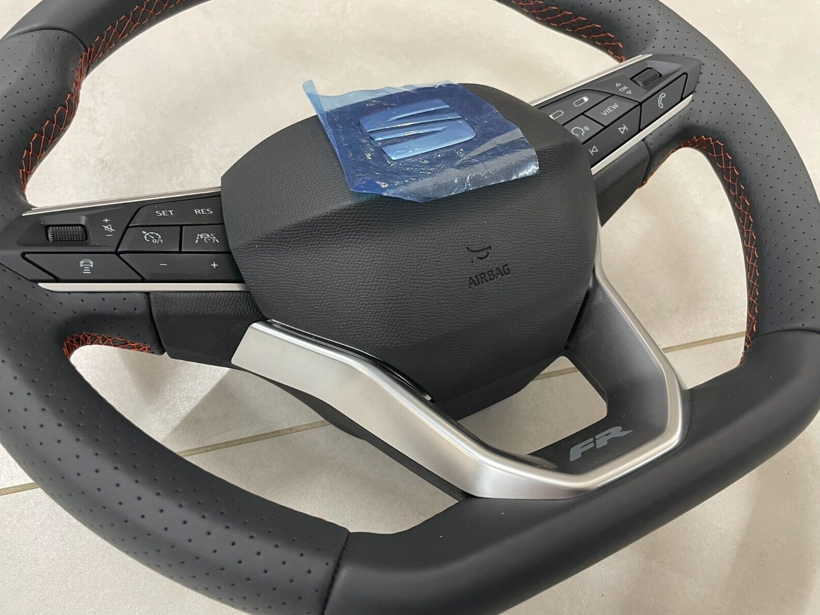 SEAT LEON FR SPORT LEDER LENKRAD GELOCHT MIT AIRBAG KOMPLET ORIG.NEU! - Obrázek 3