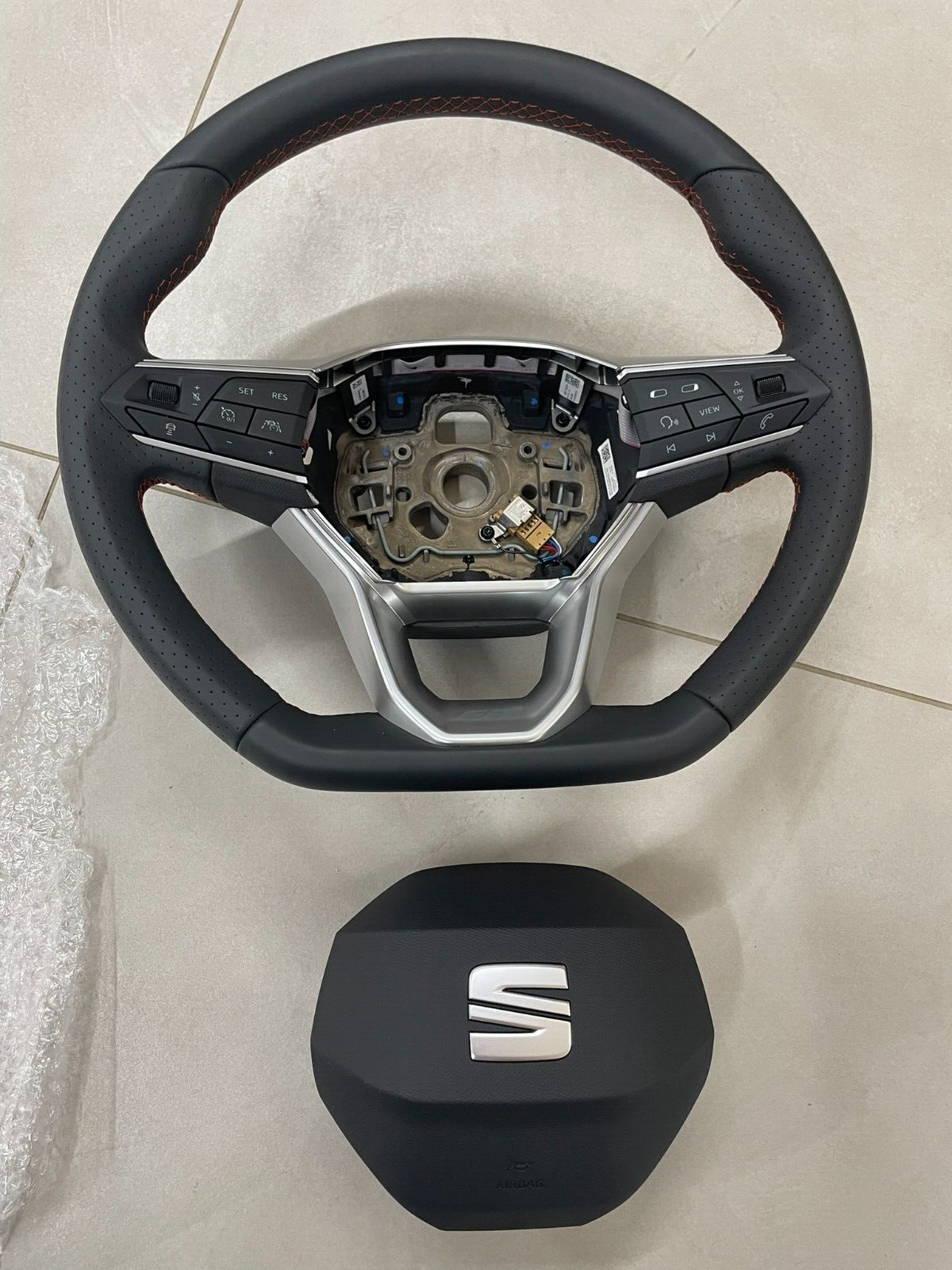 SEAT LEON FR SPORT LEDER LENKRAD GELOCHT MIT AIRBAG KOMPLET ORIG.NEU! - Obrázek 5