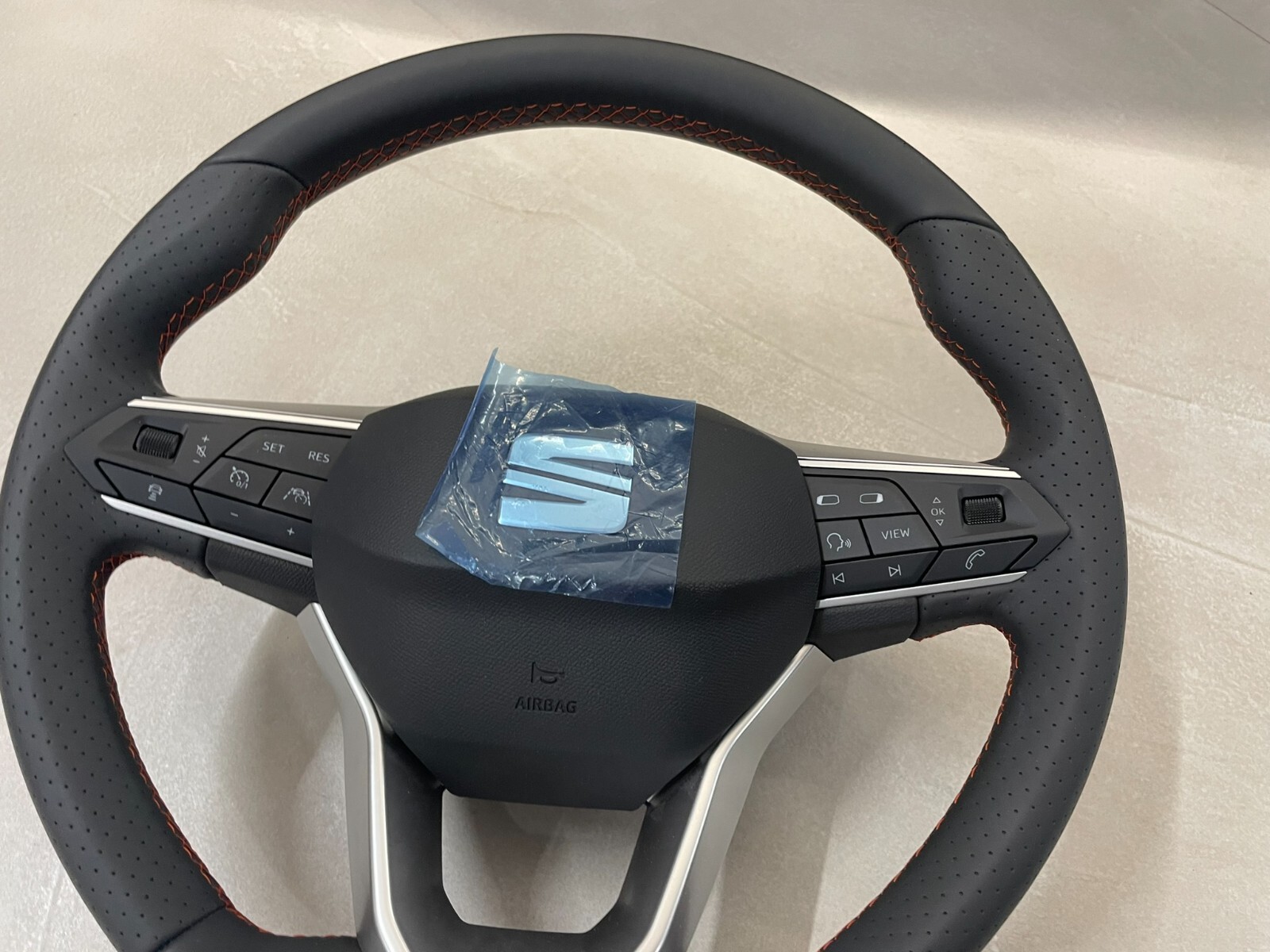 SEAT LEON FR SPORT LEDER LENKRAD GELOCHT MIT AIRBAG KOMPLET ORIG.NEU! - Obrázek 9