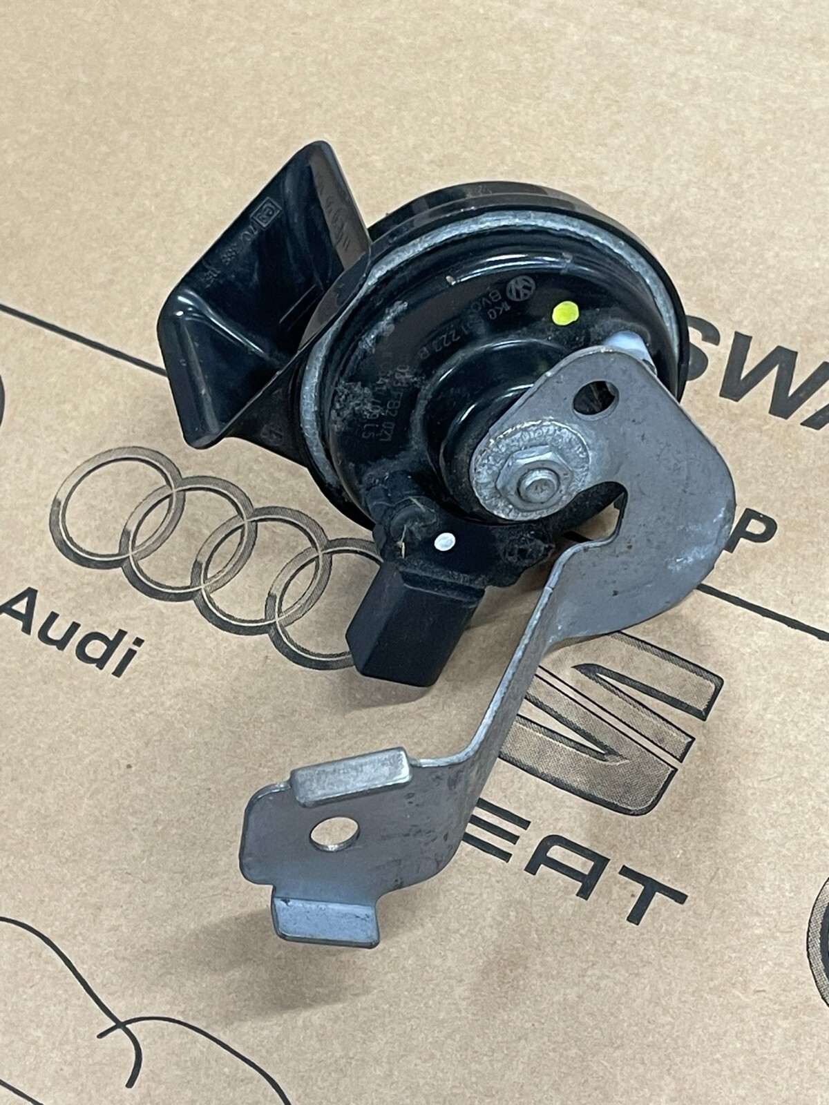 VW FANFARE SIGNALHORN 1K0951223A 5C0951223C Fast Neu demont v Test Wagen Orig.!